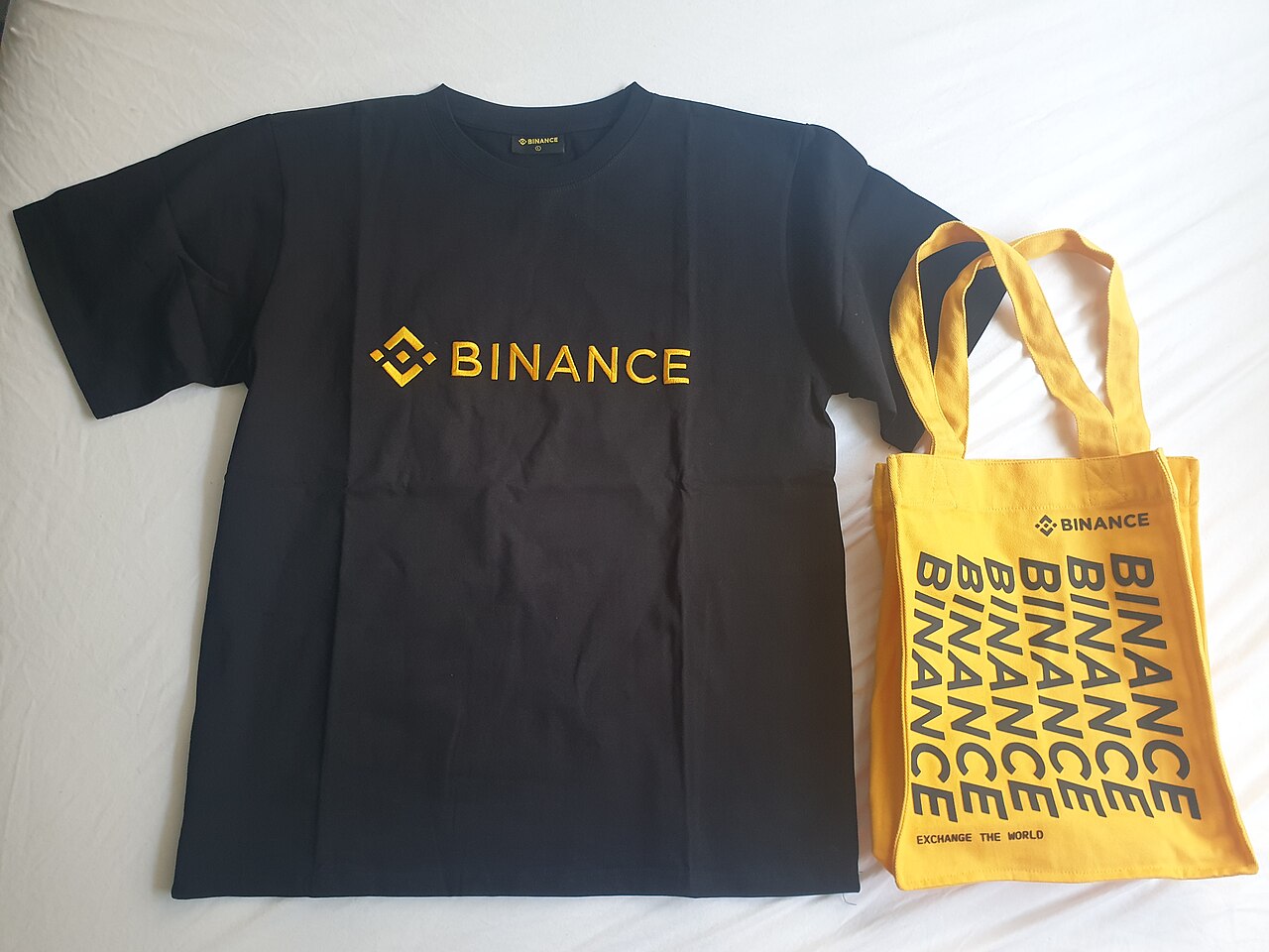 Binance logolu tişört ve çanta